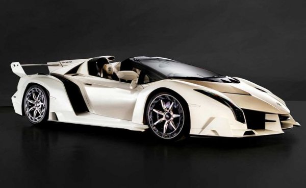 Най-скъпото Lamborghini за всички времена нито е най-мощното, нито най-новото. Това е роудстърът Veneno, от който са произведени едва 9 бройки. Една от тях беше продадена в края на 2019 г. За 7,63 млн. евро. Впечатляваща цифра на фона на това, ме като нов този автомобил струва около 4 млн. евро.