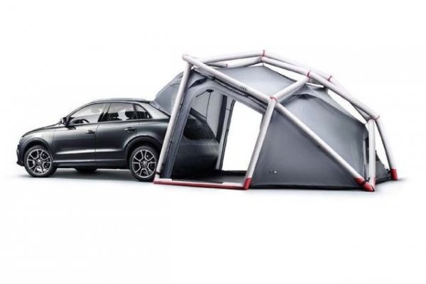 Ако ставаше дума за палатка за Land Cruiser 200, това вероятно щеше да изглежда напълно уместно, но за Q3? Все пак тя спокойно може да бъде разпъната през магазин на Apple, където вече има опашка в очакване на новия iPhone.
