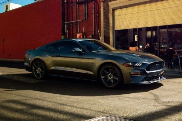Сега ще стане дума за система, която даже е включена в базовото оборудване, но трябва да бъде отбелязана, защото тя няма място в такъв автомобил. Когато човек си купува Ford Mustang GT, той иска автомобил, с който да привлича вниманието на останалите. Създателите на 6-ото поколение на Mustang във версията с V8 обаче предлагат за него и такава опция. 
