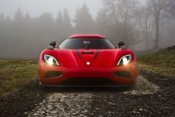 Кристиан фон Кьонигсег е известен със своя нестандартен подход към създаването на суперколи. Най-яркото доказателство за това е хибридната Regera, която има само две предавки (включително тази за заден ход). Но пък версията Agera R с 1140 к.с. предлага нещо, което няма как да видиш на суперкола.
