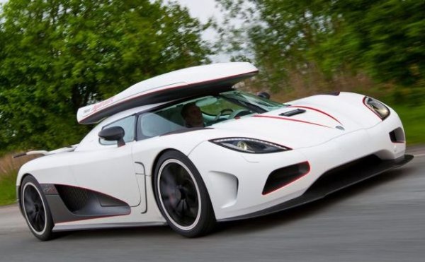 Допълнителният багажник трябва да повиши практичността на суперколата, но предизвиква и няколко допълнителни въпроса. Първият &ndash; това ли е най-доброто решение от гледна точка на аеродинамиката и естетиката? И второ &ndash; какво ще поставяш в този багажник? Ако са ски и сноуборд, то няма как да стане, тъй като със своя клирънс, гуми и задно предаване Koenigsegg трудно би стигнала до пистите в планината. А и човек, способен да плати седемцифрената цена на колата, със сигурност може да намери и алтернативни методи да превози багажа си. 
