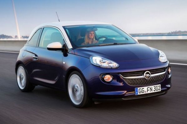 Предназначените за младежта хечбеци са извор на голям брой нестандартни опции. Вече стана дума за кафе-машината на Fiat, но в случая мъникът на Opel предлага лукс, който е достъпен за купувачите на Rolls-Royce!
