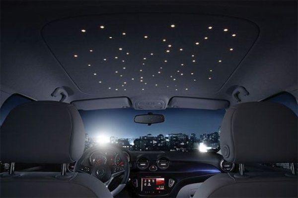 Да, съзвездията на покрива на Opel Adam не изглеждат толкова впечатляващо, както при Phantom, но пък са доста по-достъпни като цена. Макар че малцина се надяват да видят звездно небе, докато се возят в малък хечбек.
