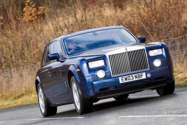 След като възроди една класическа британска марка с Mini, BMW повтори този трик няколко години по-късно в луксозния сегмент на автомобилния пазар. Phantom всъщност беше продукт на нова фирма – Rolls-Royce Motor Cars – създадена от BMW. Старата Rolls-Royce Motors по същество се превърна в Bentley, след като Volkswagen Group купи и двете от Vickers през 1998 г.

Той използва 6,5-литров V12 двигател на BMW, както и други компоненти, но е изграден върху собствена платформа, изработена по поръчка. Цените започваха от 700 000 лв., а производството продължи почти 15 години.
