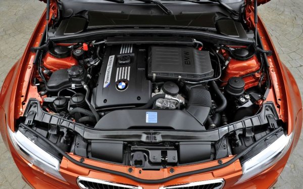 N54 е първият опит на BMW в областта на агрегатите с турбокомпресор за високопроизводителни автомобили, в случая - BMW 1M. Генерирайки фабрично 340 к.с., автомобилът е известен със здрави фирмени компоненти, позволяващи на търсещите модификация да получат над 700 к.с., без да се налага да избират ковани части.