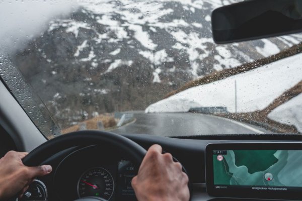 Това е очевиден и напълно логичен съвет, за който обаче немалко хора забравят, докато шофират. Агресивното шофиране, с резки маневри, ускорения и спирания, намалява ресурса на гумите чувствително. И още повече увеличава разликата в износването между предните и задните гуми. Ако карате спокойно през зимата, стараейки се да предвиждате събитията на пътя пред вас, гумите ще траят много по-дълго. Да не говорим, че така е и по-безопасно. 
