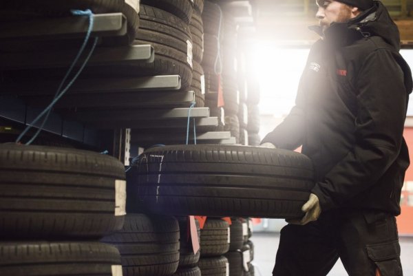 Докато карате със зимни гуми, погрижете се летните да не страдат от продължителния престой. Категорично не се препоръчва те да се съхраняват на светло и слънчево място, нито пък на влажно. Най-после е да са в помещение, в което е тъмно и където температурата се контролира, за да не пада твърде ниско. Повечето сервизи за гуми предлагат т. нар. "хотел", където тези условия са налице, но все пак първо проверете. 

