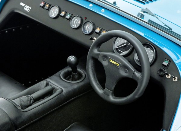 Ходът на скоростите в Caterham Seven е толкова малък, че смяната на предавките приключва, още преди да е започнала. Въпреки това, шофьорът има на какво да се наслади при работата с тази скоростна кутия. Тя дава истинско усещане на пътя - изключително прецизно, но и плашещо, ако случайно шофьорът пропусне някоя от предавките. Най-ясно това се усеща при версията 620, където човекът зад волана получава истински ритник, когато смени предавката..
