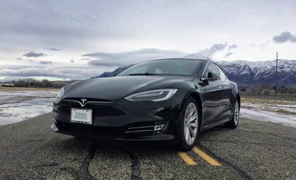 От Armormax твърдят, че това е най-бързият брониран автомобил в света. Тук защитата е поверена на специална балистична сплав и слоест синтетичен материал, които са с 80% по-леки от традиционната бронирана стомана. Доработките добавят само 250 кг към теглото на колата, а бронята издържа на попадения от пушка и пистолет. Ускорението от 0 до 96 км/ч става за2,3 секунди, а максималната скорост е ограничена на 250 км/ч.