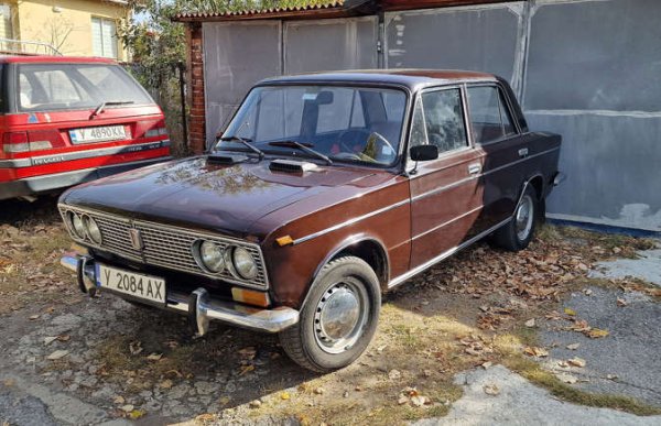 Произвеждан от 1970 до 1988 г., 2101 е силно модифициран вариант на Fiat 124, пригоден за Източния блок. Купувачите на ранните модели получават манивела  за ръчно завъртане на двигателя, ако акумулаторът  се изтощи при по-студено време, плюс допълнителна горивна помпа. Над 800 промени са направени по автомобила през целия му живот, за да може да се справи с тежките руски пътища. Днес в Източна Европа все още има много от тези Лади.
