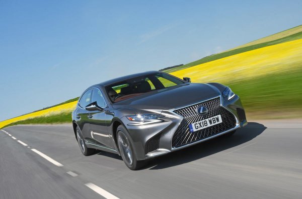 LS винаги е бил нишов избор във Великобритания, но успехът му на други големи пазари му осигури челно място сред продаваните премиум седани. Моделът претърпя значително обновяване, интериорът е едновременно модерен и луксозен по приятно нетрадиционен начин. Има четири нива на оборудване и богатство от материали, с което малко автомобили могат да се похвалят. Срещу най-новите S-Class, 7 Series и A8, LS е интересна алтернатива, но все пак им отстъпва.
