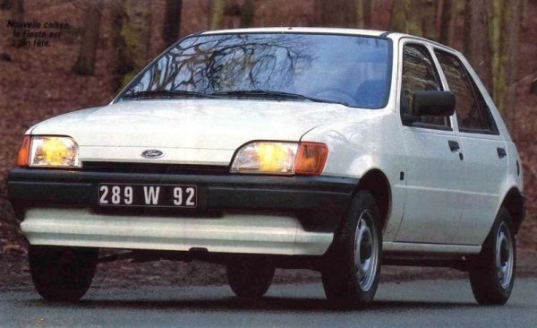 Идва време за смяна на поколенията при водещите модели, включително и при Golf. Третото поколение на бестселъра излиза чак през октомври, така че разбираемо продажбите спадат до 648 000 - все пак достатъчни за първото място. 
Другите два модела в тройката са чисто нови: Ford Fiesta (на снимката) и Renault Clio. 
