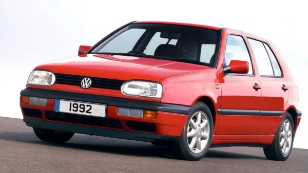 Нещо невиждано от над десетилетие се случва през ноември 1995: след 154 последователни месеца като най-продавания модел в Европа, VW Golf е изпреварен от Fiat Punto. В крайна сметка при резултатите за цялата година Golf излиза първи с 663 000 продажби, Punto остава с 607 000. Следват Opel Astra, Ford Escort и Ford Fiesta. 
През 1996 отново за няколко месеца Punto е номер 1, но на края на годината пръв е Golf. За пръв път в десетката влиза новото Renault Megane. 
