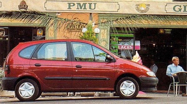 Първоначално публиката е скептична към четвъртото поколение на Golf и през първите два месеца той не влиза дори в Топ 5 по продажби, но след това наваксва бързо и се връща на първото място. 
На второ излиза Renault Megane (на снимката), най-вече благодарение на версията Scenic, на която се падат половината продажби. 
Трети е Fiat Punto .
