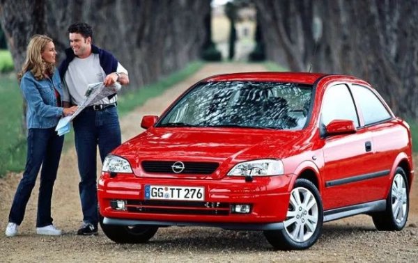 Осем години след появата си, Opel Astra получава второ поколение - "полицейската Astra", както я познаваме в България. Тя най-сетне е в състояние да се конкурира на равна нога с Golf, и даже го изпреварва в някои отделни месеци. Накрая Golf е пръв със 703 000 продажби, Astra има 683 000. Третото място е за Megane.
През 2000 година обаче интересът към Astra понамалява и Golf е уверен лидер, изпреварвайки Punto. BMW Серия 3 става първият премиум модел, влязъл в европейския Топ 10. 
Golf опазва първото място и през 2001, но вече срещу нов основен конкурент - Peugeot 206. Третото място е за Focus. 
През 2002 разликата между Golf и 206 e толкова миниатюрна, че статистиците дори не са сигурни кой е пръв. В крайна сметка данните сочат 587 600 за VW и 587 100 за Peugeot. 
