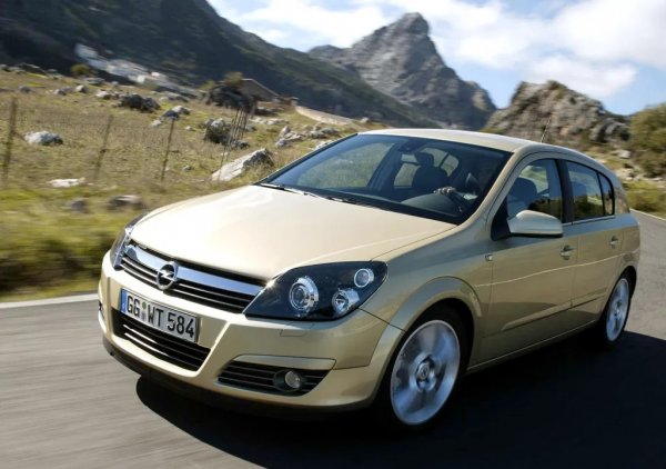 През 2006 продажбите на Golf спадат значително, подядени и от вътрешния канибализъм на Golf Plus, когото статистиката разглежда като отделен модел. 
Лидерите в Европа се сменят няколко пъти през годината: първо Ford Focus, после Fiat Grande Punto, Opel Astra, Renault Clio, отново Focus...
Накрая Astra се оказва на първо място, Focus е втори, Clio - трето, а Golf остава на четвърта позиция - най-слабото му представяне от четвърт век. 
