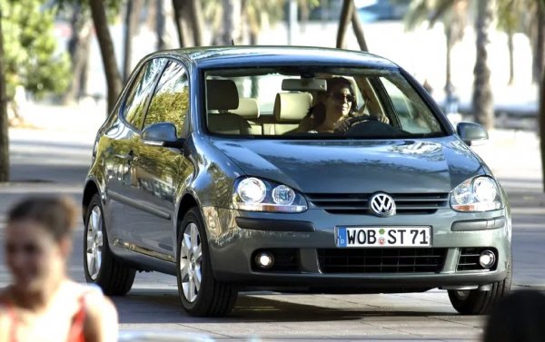 Царуването на Peugeot 207 се оказва кратко: още на следващата година финансовата криза срива основните му пазари във Франция и Южна Европа. Golf, напротив, успява да увеличи продажбите си с 6% спрямо 2007 година и се връща на върха. Трети и четвърти са Focus и Opel Corsa. 
