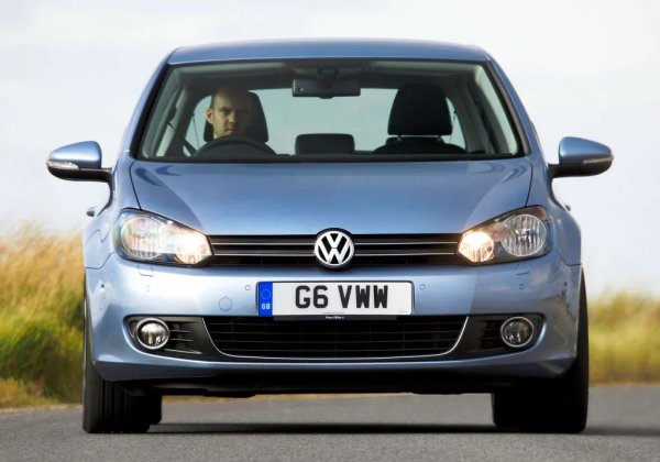 Годината минава под знака на две нови поколения - шестото на Golf, и шестото на Fiesta. Малкият модел на Ford се радва на небивало търсене и дори застрашава първото място на германците, но в крайна сметка остава втори. 
Същото класиране се запазва и през 2010 година. Тогава като първи признак на кросоувър революцията Nissan Qashqai влиза в Топ 10 за първи път. 
През 2011 Golf отново е начело, а Volkswagen успява да сложи ръка и върху втората позиция, благодарение на 356-те хиляди продажби на Polo. 
През 2012 ефектът от кризата продължава и пазарът се свива с нови 8%. Golf отново е първи, пред Fiesta и Polo. 
През 2013 следва ново свиване с 2%. Челната тройка е Golf, Fiesta, Renault Clio. 
