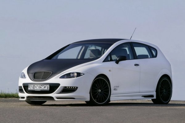 JE Design Seat Leon е стъпил на джанти Multispoke, като клиентите могат да избират между 17, 18 или 19 цолoви джанти. Гумите са с размер 225/35, а спирачната система разполага със четири бутални спирачни апарати.