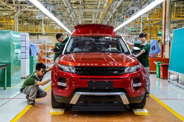 Нетна загуба: 3.95 млрд. евро
Продажби: 0.578 млн. автомобила
Британският премиум производител, част от групата на индийската Tata, преживя много тежка година и едва в последното тримесечие показа признаци на съвземане. Свиването на китайските продажби и търговското напрежение със САЩ, най-големия пазар на Land Rover, вкара компанията на червено с 358 млн. лири (393 млн. евро). Към това обаче се прибавят и извънредни разходи от 3.1 млрд. лири покрай плана за преструктуриране и от отписването на активи.
