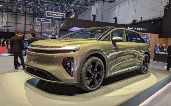 Американският производител на електромобили Люсид показа втория си модел - гигантски кросоувър, наречен Gravity - гравитация. Подходящо име за кола с тегло 2.8 тона. Gravity идва със седем места, със 120-киловатчасова батерия, достатъчна за над 650 км пробег с едно зареждане, със завиващи задни колела и с пневматично окачване. Ще има няколко варианта на мощност, включително и един с 1230 конски сили. 
