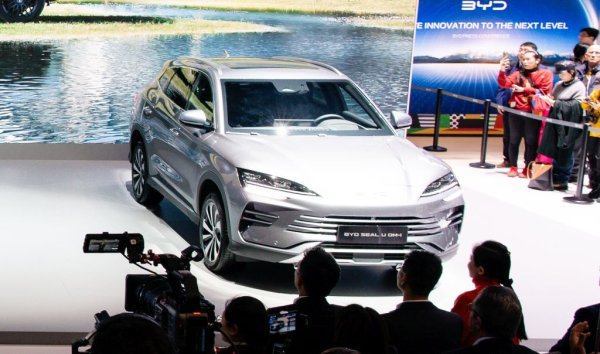 Китайците от BYD представиха Seal U - първия си хибриден модел за европейския пазар. Буквата U отбелязва факта, че това е кросоувър версия на обикновения седан Seal. SUV-версията е приблизително в категорията на Skoda Kodiaq, като идва с 1.5-литров бензинов мотор, електромотор и новаторската батерия Blade, разработена от BYD. Все още не знаем цената, от която именно ще зависи успехът на този модел в Европа. Иначе отзивите от първите тестове са доста ласкави. 