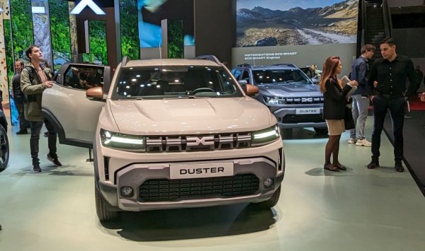 Dacia показа новия Duster още преди седмици, но в Женева бе официалната му премиера пред публика. В България ще го видим най-вероятно през май или юни. Третото поколение е с променен дизайн (към по-добро, по наше мнение), на изцяло нова платформа и с доста добавени нови технологии. 
