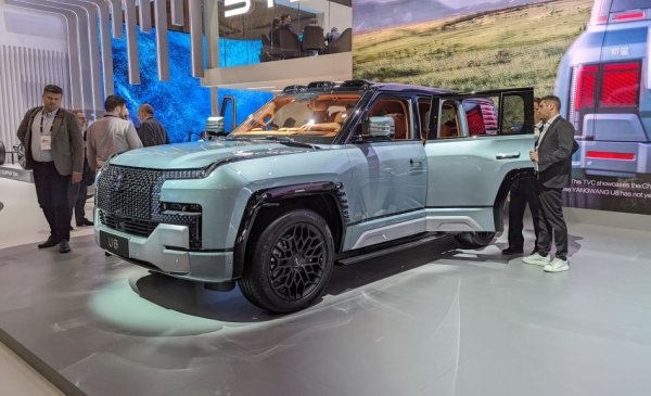 YangWang e дъщерната марка на BYD за високопроходими автомобили, която съвсем очевидно се цели в пазарния дял на Land Rover с модели като U8. Този внушителен SUV има четири електромотора, 1100 конски сили мощност и сложно окачване, което му позволява да обръща на място като танк. Освен това може нещо, което никой от конкурентите му не умее: да плава по вода със скорост до 3 км/ч. Това е плъг-ин хибрид, в който колелата се задвижват само от електромоторите, а двулитровият бензинов двигател зарежда батерията при нужда като удължител на пробега. 
