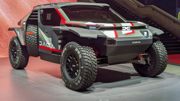 Дъщерната марка на Рено представи автомобила, с който ще се състезава на Рали Дакар догодина, както и в рали рейд шампионата. Пилоти ще бъдат Себастиян Льоб, който лично показа колата в Женева, Насър ал-Атия и Кристина Гутиерес. 
Sandrider е с тръбно шаси, каросерия от въглеродни влакна, 3-литров V6 с 360 коня максимална мощност, и 6-степенна секвенциална скоростна кутия. Автомобилът ще се задвижва от синтетично гориво, произведено от Aramco.
