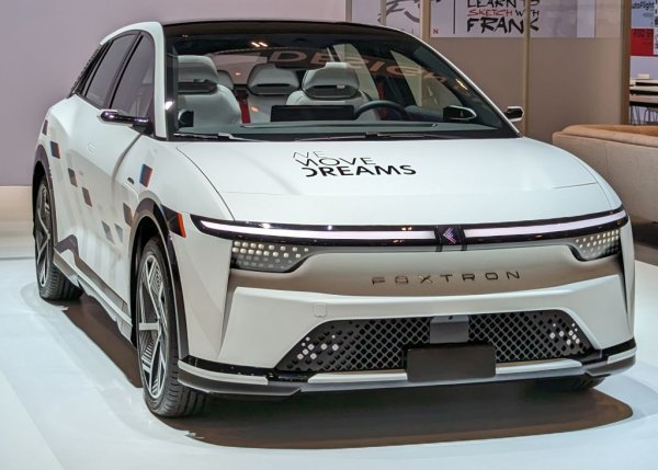 Това все още е само прототип, но е съвсем близо до серийното производство. Разработката и дизайнът на този електрически компактен SUV са на Pininfarina, а негов производител ще е Foxconn - компанията, която произвежда Apple iPhone. Детайлите все още са оскъдни, но Foxtron обещава минимум 500 км пробег с едно зареждане. 
