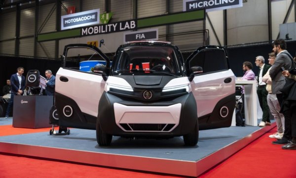 Поредната кола в т. нар. "нано" сегмент, в който са Citroen Ami и още доста други амбициозни новаци (включително Next.e.GO, който уж щеше да се прави в Ловеч). Silence S04 e продукт на компания, основана от Джон Едуърдс, бивш шеф в Jaguar Land Rover. Създателите му го представят като алтернатива на Dacia Spring, с цена около 18 700 eвро. Но всъщност това е електрическа четириколка, а не лек автомобил. 

