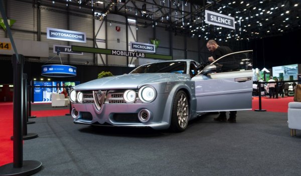 Зад това странно име се крие не по-малко странно предложение: да си купите Alfa Romeo Giulia Quadrifoglio, която не е точно евтина, и после да доплатите още 245,000 евро на тази италианска компания, за да я превърне в нещо като модернистичен знак на почит към оригиналната Giulia от 60-те. Erreerre не предлага нито корекции по окачването, нито подсилване на двигателя - само подмяна на елегантните панели на Alfa с такива от въглероден композит. Не бихме нарекли резултата еднозначно красив. Но поне ще имате кола като никоя друга. 
