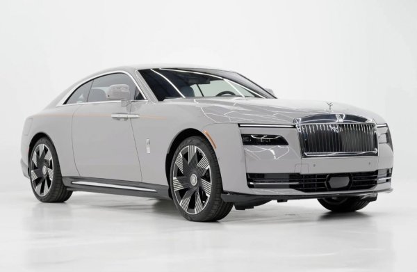 Закупуването на суперкола може да бъде доста трудно и понякога наличието на необходимата сума дори не е повод за преговори. Rolls-Royce Spectre не е суперкола, но ситуацията с него е още по-интересна. Шефът на компанията Торстен Мюлер-Отвьош предупреди, че препродажбата на купето ще доведе до попадане на собственика в „черния списък" на марката, но и тази заплаха не подейства.
