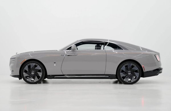 Екземпляр с пробег от 160 км беше пуснат на онлайн-търг от името на търговец от американска Флорида. Колата беше оценена на 451 000 долара, но исканата цена така и не беще постигната, въпреки впечатляващите характеристики.
