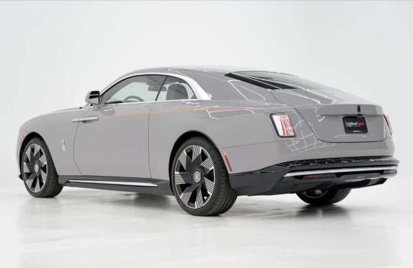 Двата електромотора произвеждат общо 585 к.с. и 895 Нм. Батерия с капацитет 120 кВт/ч осигурява пробег от около 430 км. Каросерията е боядисана в светло сив цвят Tempest Grey, подчертан от оранжева ивица отстрани. Джантите със седем спици с диаметър 23 цола са обути с гуми Pirelli P Zero.
