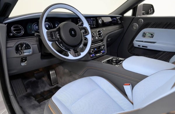 Интериорът включва кожа Scivaro Grey и Charles Blue с оранжеви кантове и характерни емблеми на облегалките за глава. Вратите са оборудвани с дървени вложки, таванът със „звездно небе“ също е тапициран с кожа.
