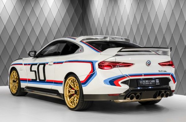 Този екземпляр е изминал само 25 км, като никога не е каран по редовни пътища. Очевидно колата първоначално е била закупена като инвестиция. Всички купета са завършени в цвят Alpine White с ексклузивна M ливрея, намек към класическия 3.0 CSL от 1970 г.
