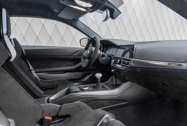 Модифицираният 3,0-литров шестак произвежда 560 конски сили и е комбиниран с шестстепенна механична скоростна кутия. Заводът на компанията в Дингофинг отговаря за процеса на боядисване, а специално създаден цех в Мустенниг отговаря за сглобяването.
