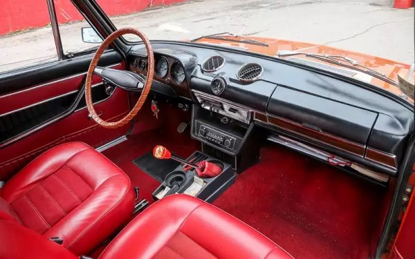 За престижния статут на ВАЗ-2103 спомага и киноиндустрията. В съветските хитове от онези години, като "Москва не вярва на сълзи" и "Ирония на съдбата", успелите другари-директори карат именно "тройки". 
Същото е и в българското кино - достатъчно е да си спомните митичния "Дами канят", в което героят на Стефан Данаилов водеше шофьорските курсове в обикновена единица, а зад волана на тройката бе дъщерята на отговорен другар. 
