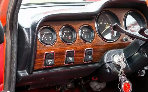 В интерес на истината, разлики между простосмъртната и луксозната Лада има и в салона, който при ВАЗ-2103 е разработен с консултациите на прочутото италианско ателие Pininfarina. Тук вече няма никакъв оголен метал като в "копейката". Меки килимчета, комбинирана тапицерия на седалките от плат и синтетична кожа, часовник, оборотомер и даже подлакътник - на фона на останалите автомобили от соца този изглежда наистина луксозен. Таблото е от дърво, отделните бутони са с хромирани рамки. 
