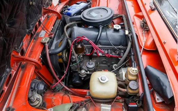 Разликата в задвижването - 75 коня за тройката срещу 62 за единицата - днес изглежда комична, но за времето си беше съществена. Освен това ВАЗ-2103 разполага с вакуумно усилване на спирачките. 
