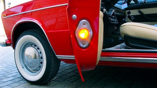 Оптиката е с четири фара. Хромирани елементи удължават силуета на автомобила, който иначе като габарити не се отличава особено от ВАЗ-2101. 
Особено впечатляват лампичките във вратите - когато ги отворите, те светват в червено, за да предупредят движещите се по пътя. Мигачите, вместо прости кръгчета като при единицата, тук са с ефектна форма и няма как да сложите левия отдясно, и обратно. 
