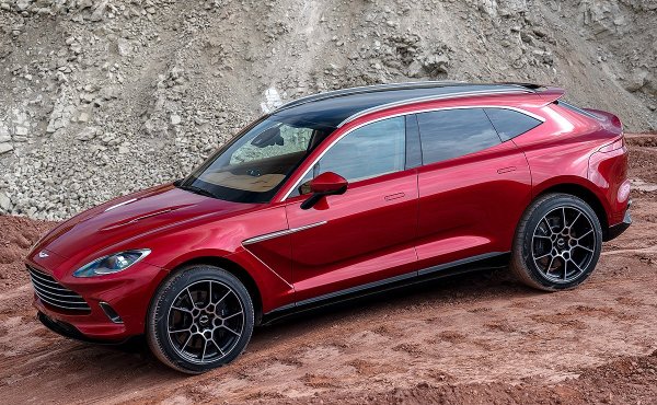 Aston Martin DBX с удължена база ще осигури на компанията конкурент на Mercedes-AMG GLS 63 и BMW X7. Такова превозно средство би предлагало три реда седалки върху същата колесна база като настоящия DBX, но с по-дълга задна част и квадратен покрив, за да се настанят още двама пътници. Възможно е появата на DBX купе, което да има по-ниска линия на покрива и по-агресивни стилови елементи. Aston Martin обаче вероятно ще даде на DBX поне една пълна моделна година, преди да пусне нови варианти.