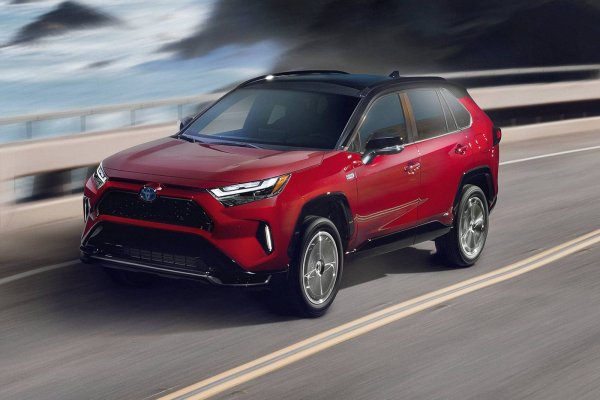 Toyota е известна с отличните си хибридни превозни средства и RAV4 Prime, моделна година 2023 не е изключение. Това е практичен кросоувър, който съчетава най-добрите качества на EV със спокойствието да имате готов двигател с вътрешно горене. Той е идеален е за тези, който все още са скептични към пробега на изцяло електрически автомобил.

RAV4 Prime позволява движение в изцяло EV режим или като традиционно хибридно превозно средство, което не е задължително да се зарежда. RAV4 Prime предлага пробег само на електричество от 68 км, което не е особено впечатлвящо, но шофьорът му винаги има спокойствие, осигурено от бензиновия резервоар с обем 55 литра.