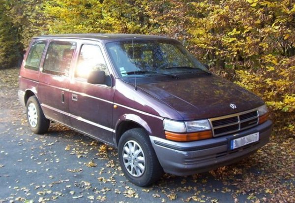 През 1980 година Chrysler се спасява от банкрут благодарение единствено на огромния заем, който получава от държавата. Новият главен изпълнителен директор на компанията Лий Якока (създателят на Mustang от времето му във Ford) и екипът му имат план за създаването на достъпен и компактен модел с предно предаване, който да се бори с японските нашественици. Така стигат до платформата К, която вече е използвана при Dodge Aires и Plymouth Reliant. Скоро тази платформа е удължена, за да се използва при Chrysler LeBaron и New Yorker. Но големият удар идва с началото на използването й при създаването на семейните миниванове &ndash; Voyager и Caravan дават началото на този сегмент.