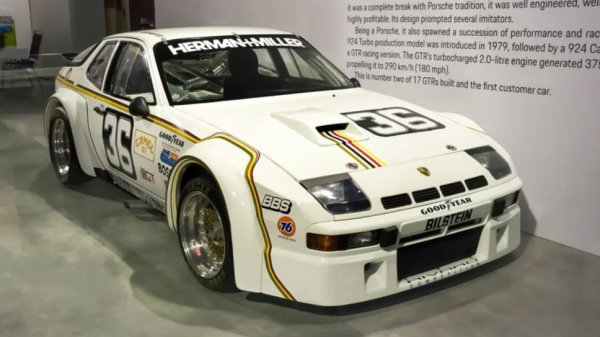 924 се оказва бестселър за Porsche в края на 70-те години, но хората търсят по-бърза, по-готова за състезания версия. 924 Carrera GTR, представен през 1980 г., задоволява голяма част от това търсене.

Porsche изгражда само 17 клиентски екземпляра от  Le Mans 924 GTR, около половината от които продължават да се състезават в прочутото състезание за издръжливост като частни участници.
GTR се възползва от широките издувки на калниците, които скриват колелата с опционални джанти с дизайна на турбини за подобряване на ефективността на спирачките. Интериорът е възможно най-изчистен, въпреки че клиентските GTR имат две места, докато фабричните автомобили разполагат само с едно.

Малкото бройки от колата показват, че днес тя не се помни много, въпреки че останалите екземпляри се радват на силен интерес на търговете. Един GTR в отлично състояние в продаден на търг през 2021 г. за 406 500 долара.
