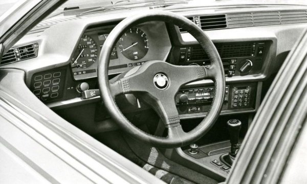 M635CSi, популярна като "Акулата", първоначално разполагаше с 286 конски сили и се нуждаеше само от 6.4 секунди, за да се изстреля от място до 100 км/ч. Максималната й скорост бе 255 км/ч и в тогавашния си тест американските журналисти от C&D отбелязаха, че "Джеймс Бонд ще се чувства съвсем на място в тази кола". 
Заради тогавашните по-строги екологични изисквания в САЩ обаче клиентите отвъд океана получиха по-слаба версия, задвижвана не от чутовния М88 двигател, а от по-скромния S38. За компенсация щатската кола носеше официално емблемата "М6".
