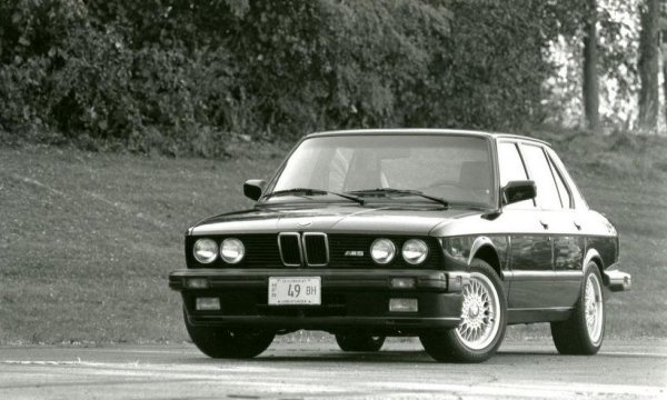 Още първата генерация на Петата серия - Е12 от 1979 - имаше свой спортен вариант, разработен от BMW Motorsport. Но днес за първото истинско М5 смятаме следващото поколение  - Е28. 
Даже и нормалната кола бе доста напредничава за времето си - с ABS и насочена към водача централна конзола. Към тях М-поделението добави споменатия вече двигател М88, създаден първоначално за М1. 
