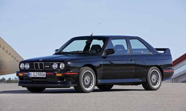 След като BMW се оттегли официално от Формула 1 през 1986, М-поделението се фокусира изцяло върху състезанията с туристически автомобили. От тази промяна в стратегията се роди едно от най-тачените беемвета изобщо в историята - оригиналното М3. Това двуврато купе се задвижваше от 2.3-литров четирицилиндров мотор с два вала, развиващ 192 конски сили - напълно достатъчно, за да донесе на М3 над 1500 победи, включително две европейски титли и два спечелени шампионата на DTM. 
