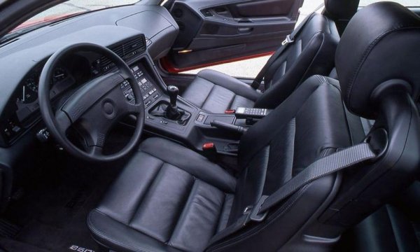 Последната версия всъщност бе замислена като първото в историята М8, но междувременно глобалната икономическа криза сложи точка на този проект и 850CSi остана само наполовина довършена - със специално окачване, преден и заден спойлер, но без цялостната подготовка за писти, която М-поделението правеше дотогава. По душа обаче това си е истинска М-кола. Световноизвестният архитект Рем Колхаас кара такава от 35 години и не желае да я смени с нищо. 
